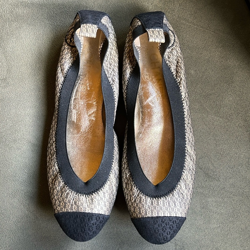 Gorgeous Chanel Glitter black and gold stretch ballerina flats. Size 38.5.